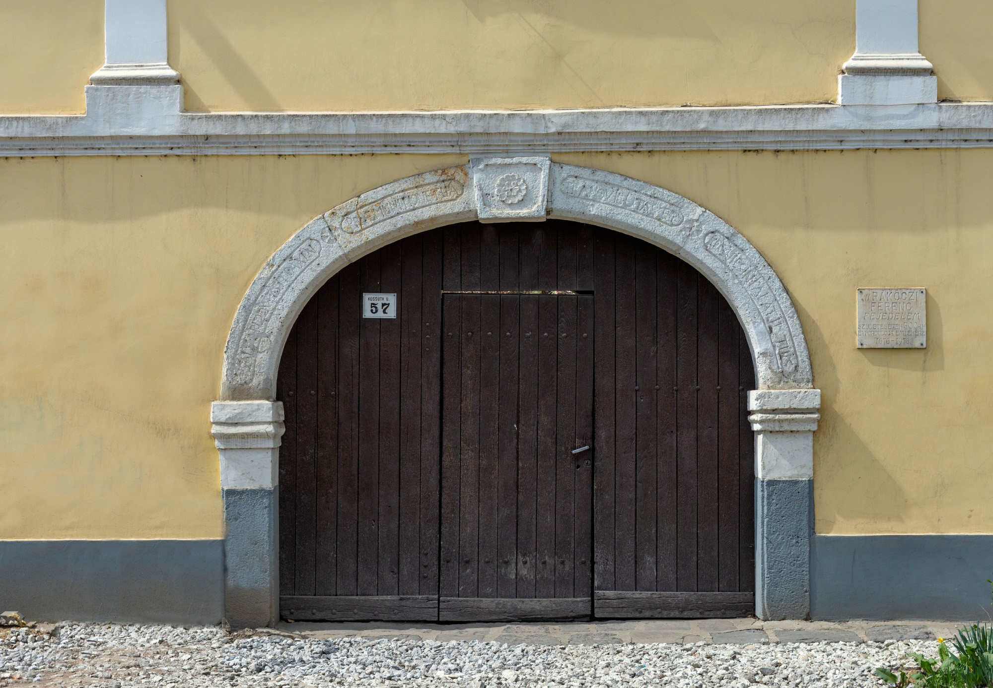 Kapu az utca felől