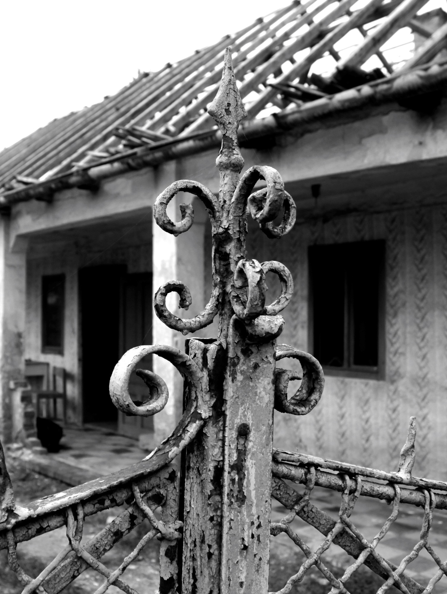 Kerítés részlet, háttérben a ház