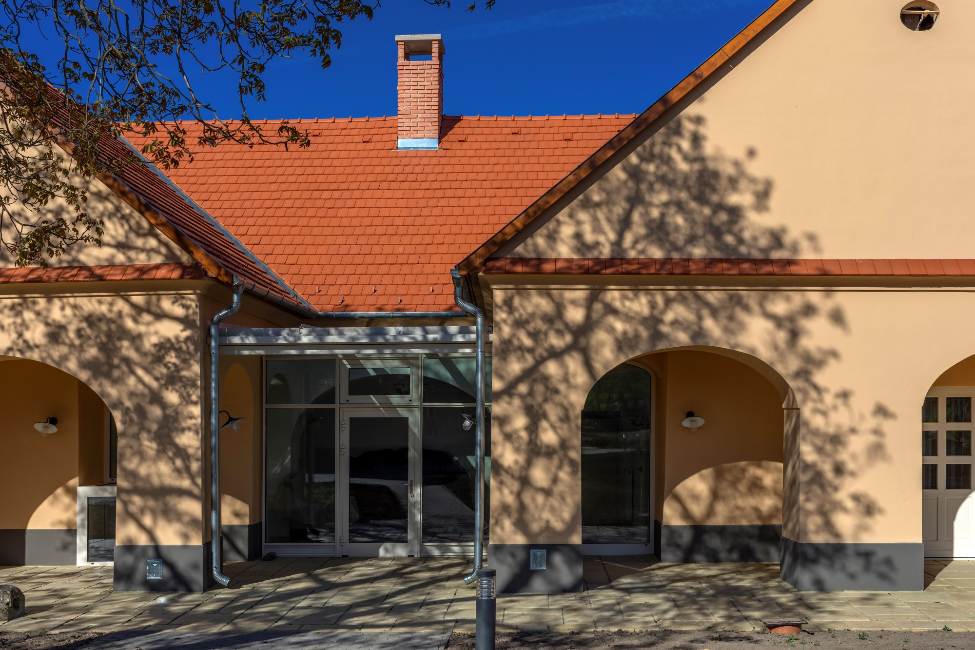 Bejárat és árkád