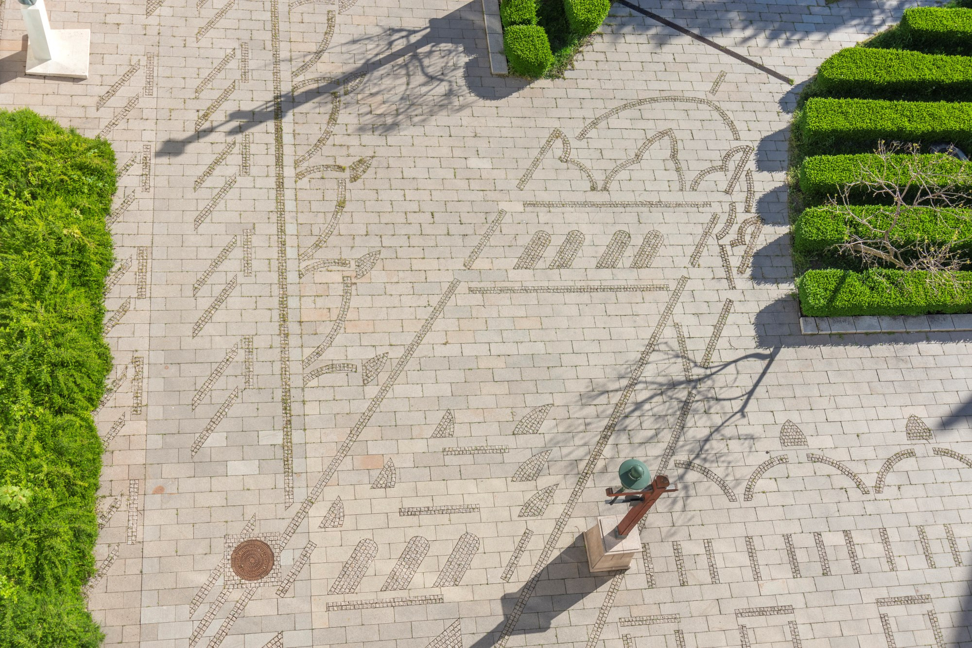 A tér burkolata árnyékkal