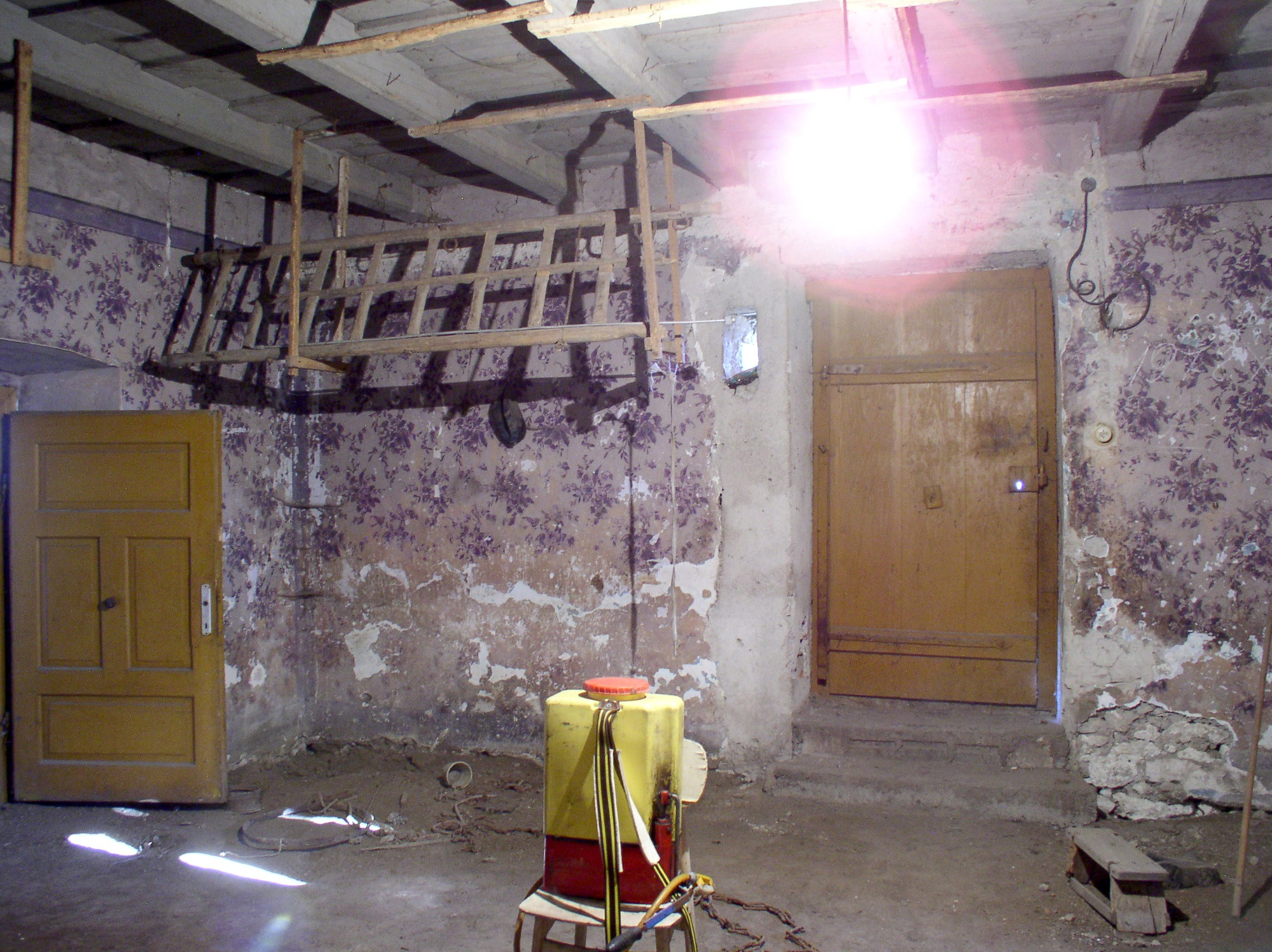 Falfestés a hátsó szobában