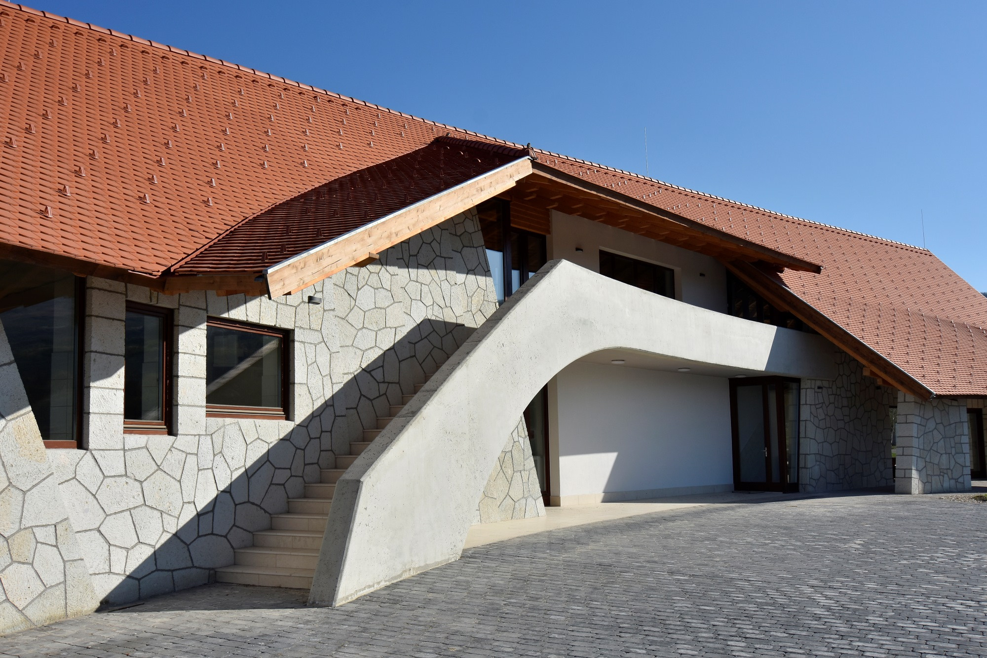 Feljárat felőli homlokzat