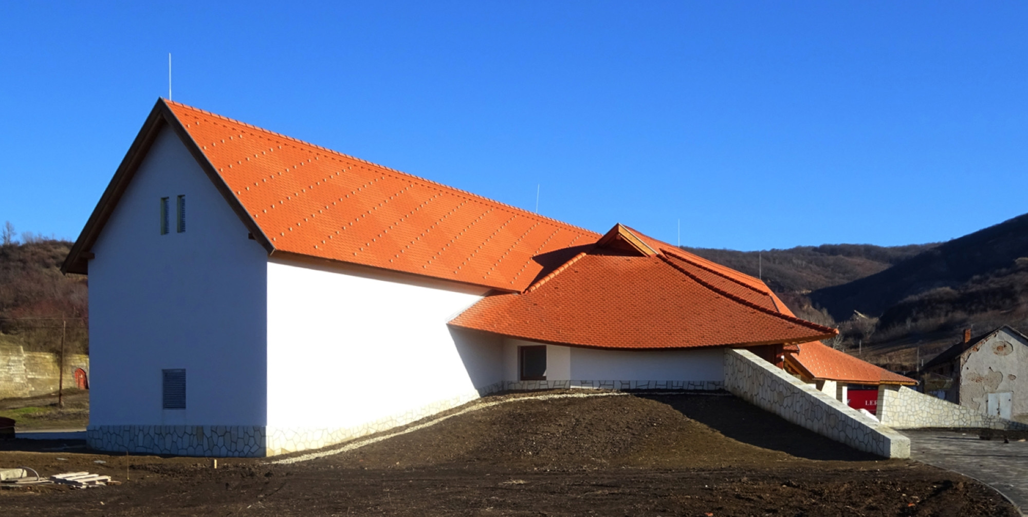 Út felőli homlokzat